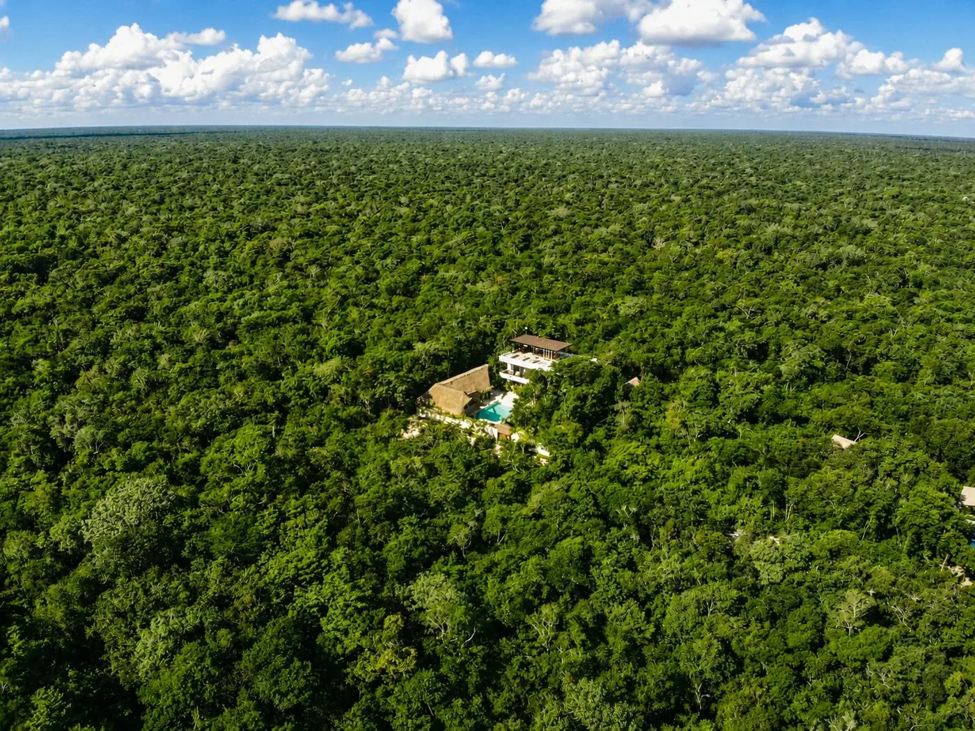 Vista aérea del Amari Medical Institute en la selva