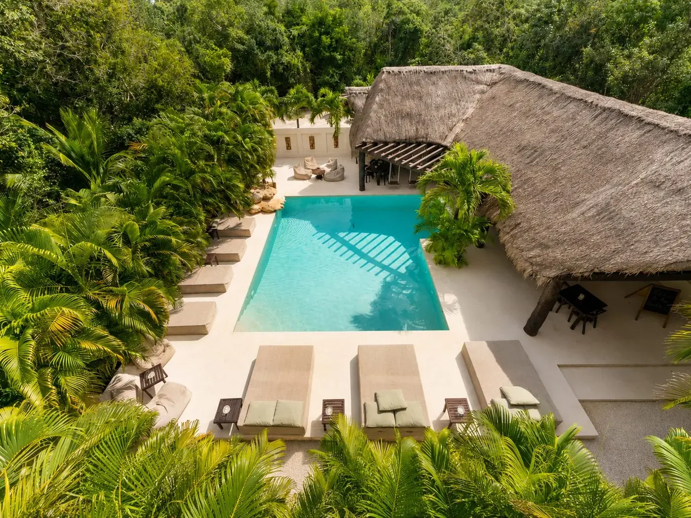 Piscina y zona de palapa del Amari Medical Institute